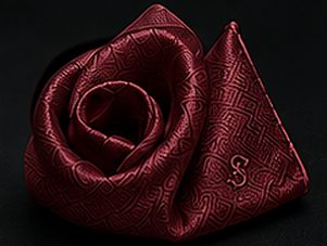 Lenço Signature na cor bordô, detalhe: outro