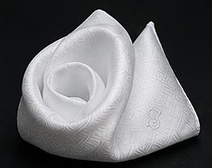 Lenço Signature na cor branco, detalhe: outro