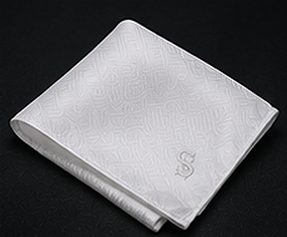 Lenço Signature na cor branco, detalhe: outro