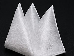 Lenço Signature na cor branco, detalhe: outro