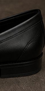 Mocassim Couro Clássico na cor preto, detalhe: outro