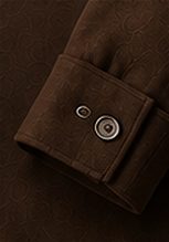 Overshirt Estruturada na cor café, detalhe do punho