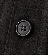 Overshirt Estruturada na cor chumbo, detalhe do botão