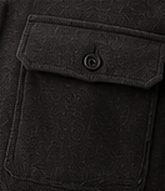 Overshirt Estruturada na cor chumbo, detalhe do bolso