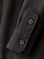 Overshirt Estruturada na cor chumbo, detalhe do punho