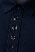 Overshirt Estruturada na cor marinho, detalhe do botão