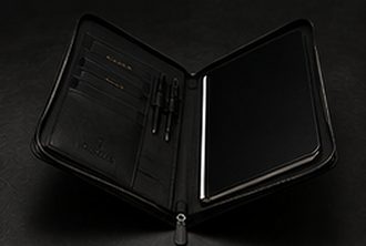 Pasta Executiva Couro na cor preto, detalhe: outro