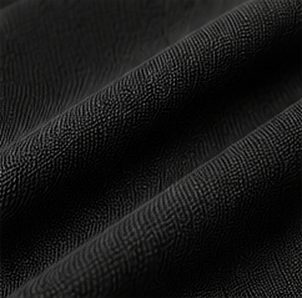 Polo Piquet Essencial na cor preto, detalhe do tecido