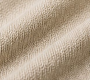 Polo Tricot Signature na cor areia, detalhe do tecido