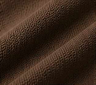 Polo Tricot Signature na cor café, detalhe do tecido