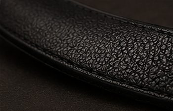 Pulseira Couro Minimal na cor preto, detalhe do tecido