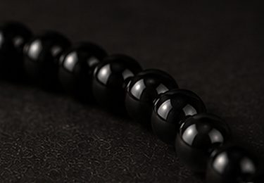 Pulseira Pedra Natural na cor ônix, detalhe: outro