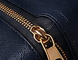 Weekender Signature na cor marinho, detalhe: outro
