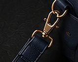 Weekender Signature na cor marinho, detalhe: outro