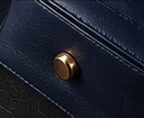 Weekender Signature na cor marinho, detalhe: outro